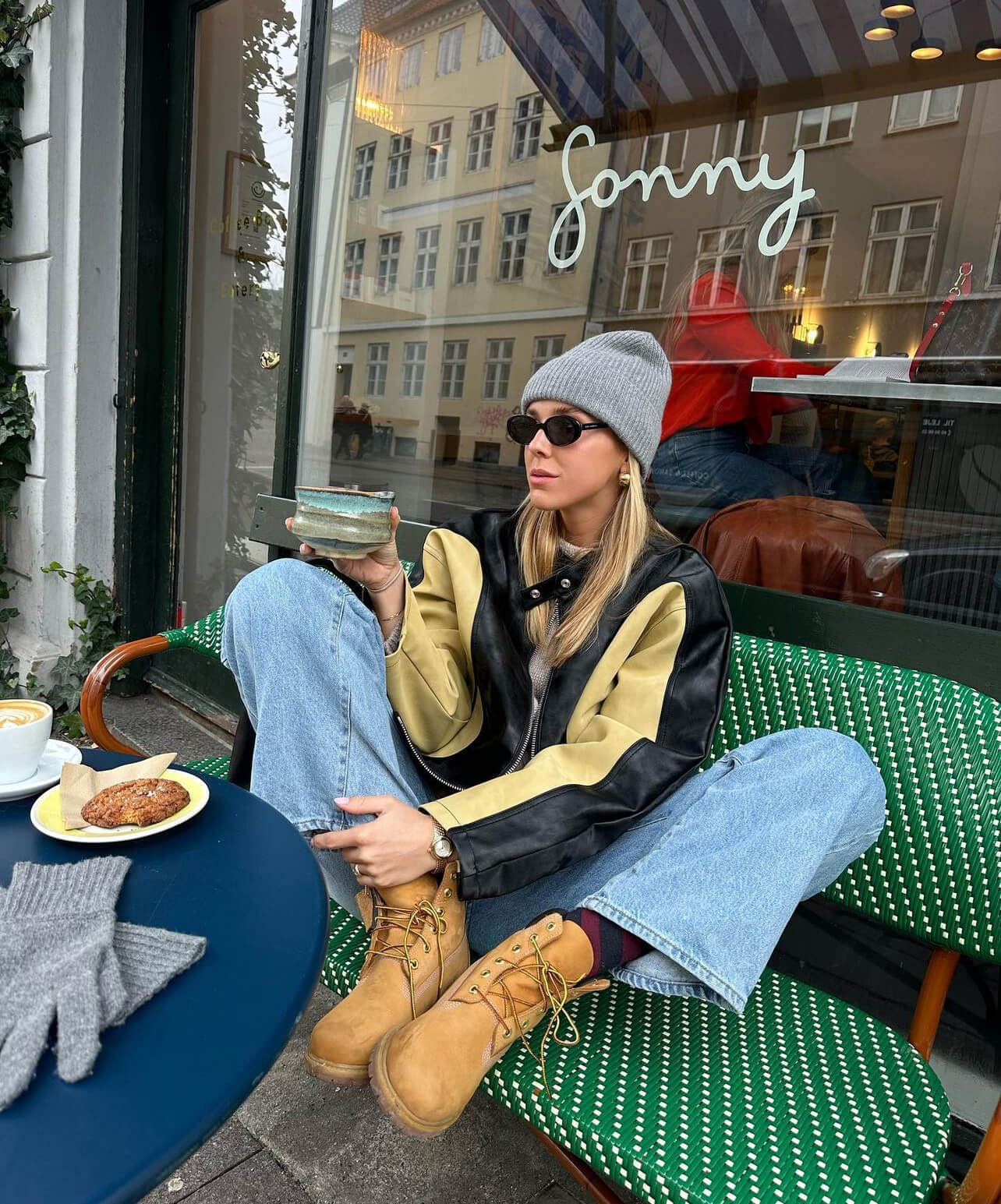 Καθημερινό σύνολο με τζιν και δερμάτινο τζάκετ