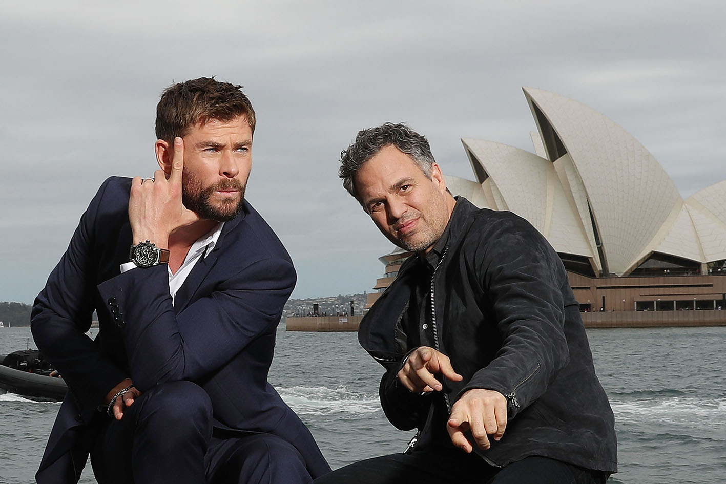 Οι ηθοποιοί Chris Hemsworth και Mark Ruffalo ποζάρουν για φωτογραφία της ταινίας "Thor: Ragnarok" στις 15 Οκτωβρίου 2017 στο Sydney της Αυστραλίας.