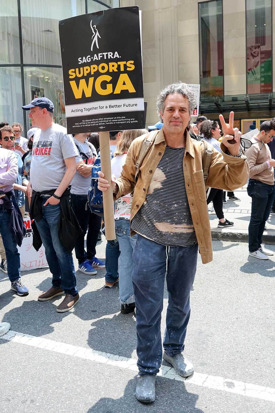 O Mark Ruffalo έξω από το ΝΒC Kτήριο κατά τη διάρκεια της απεργίας των Writers Guild of America το 2023 στη Νέα Υόρκη.
