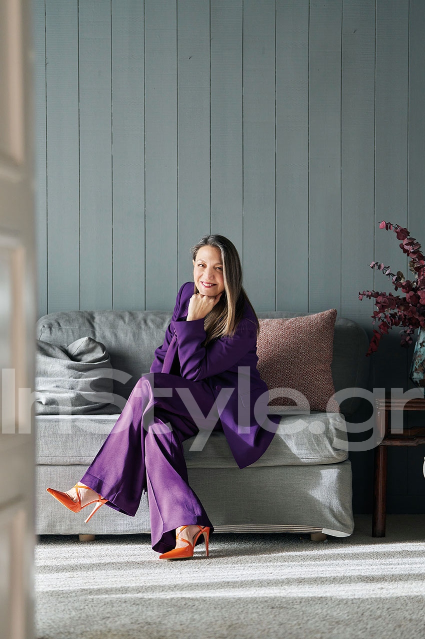 μαρία καλλιμασιά με κοστούμι