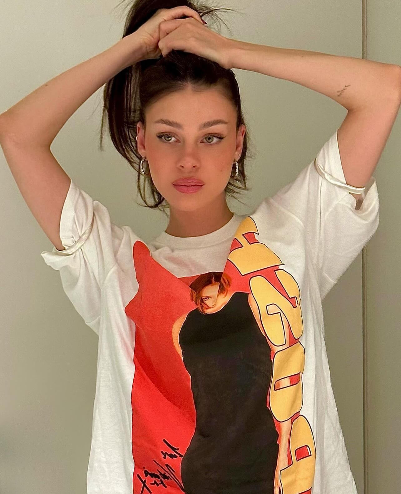 Η Nicola Peltz με t-shirt