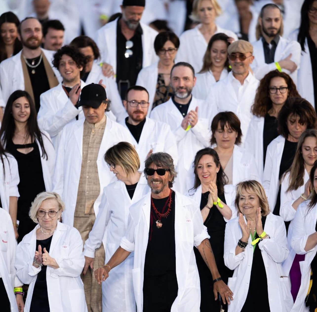 Ο Pierpaolo Piccioli με τη δημιουργική ομάδα του οίκου Valentino