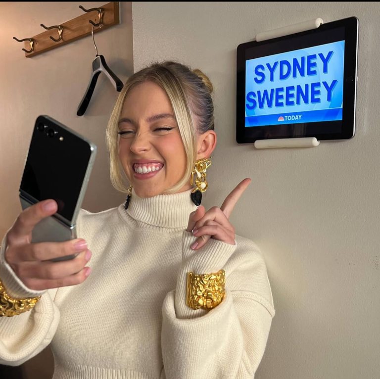 Η Sydney Sweeney με λευκό ζιβάγκο και χρυσά κοσμήματα