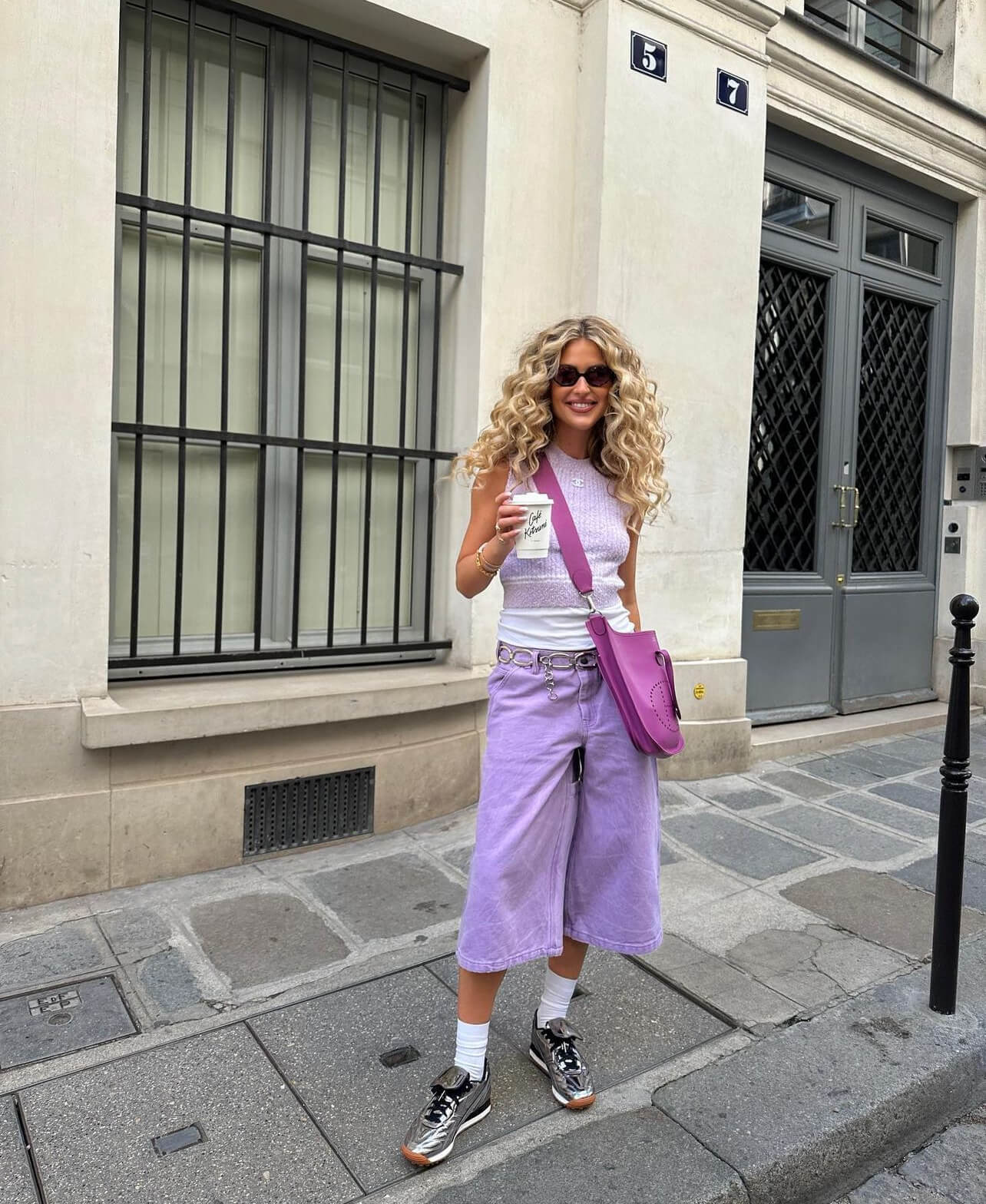 Τζιν βερμούδα με tank top και πλεκτό