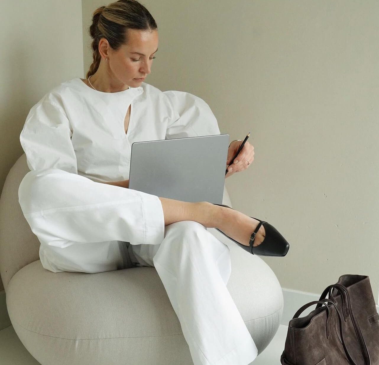 Λευκό σύνολο με παντελόνι και πουκάμισο