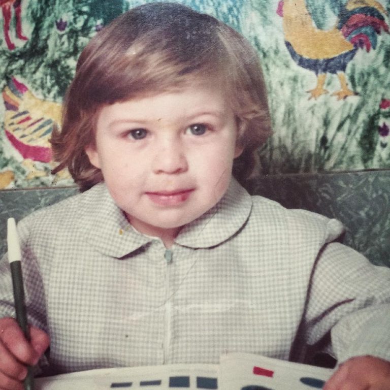 Ο τραγουδιστής Γιάννης Βαρδής σε μικρή ηλικία