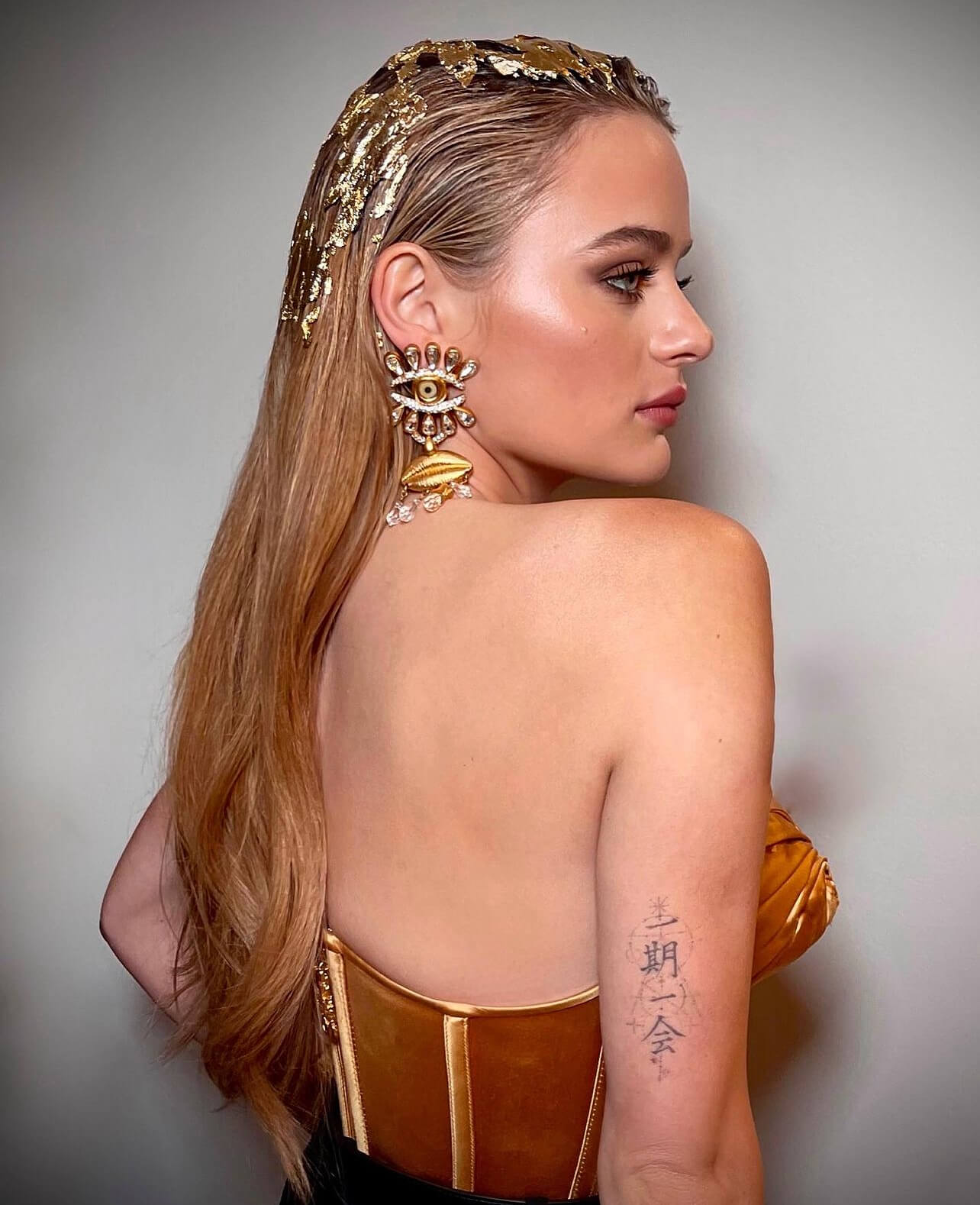 Wet look με φύλα χρυσού