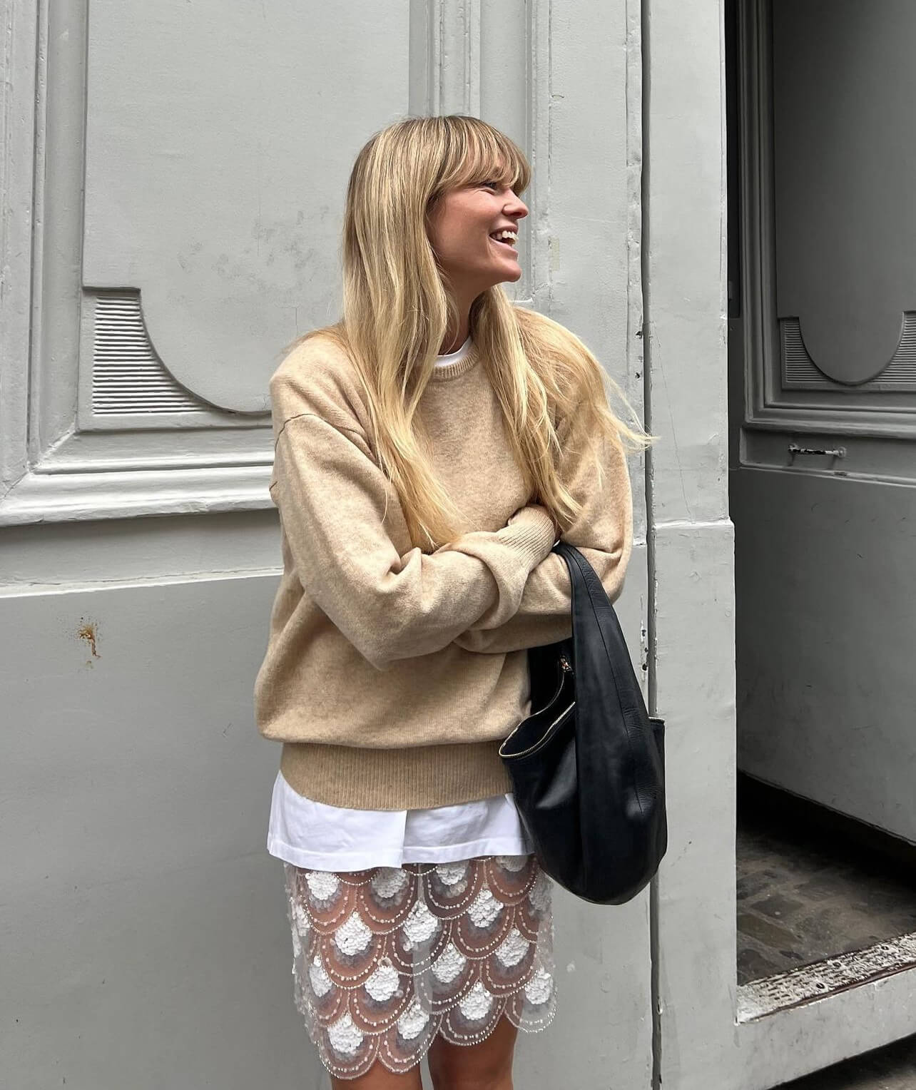 Ανοιξιάτικο look με διάφανη φούστα και πουλόβερ