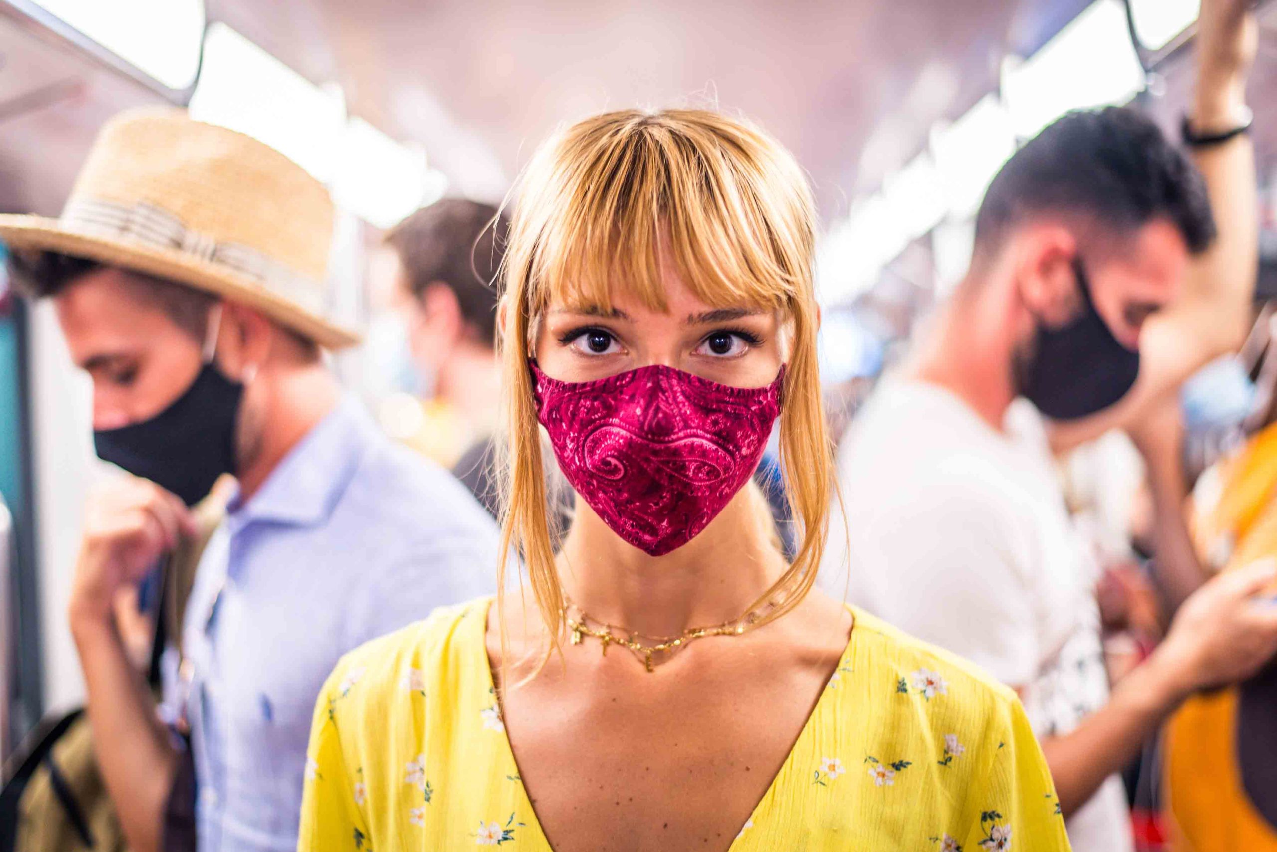 Γυναίκα φοράει μάσκα για covid