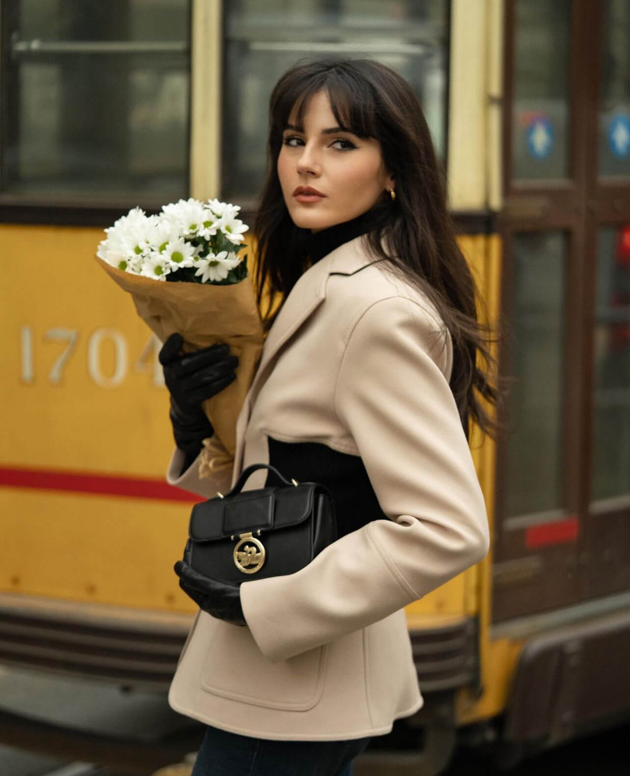 Office look με μπεζ σακάκι