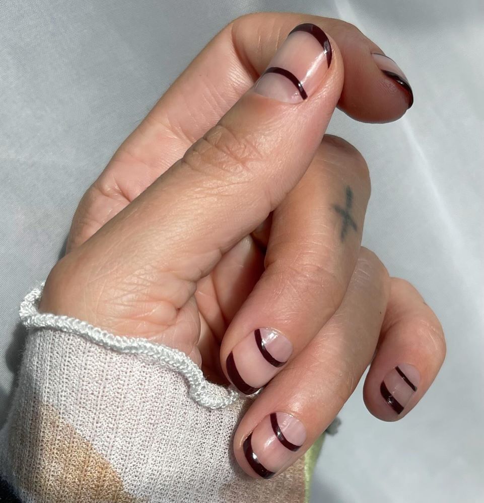 μίνιμαλ μανικιούρ για κοντά νύχια