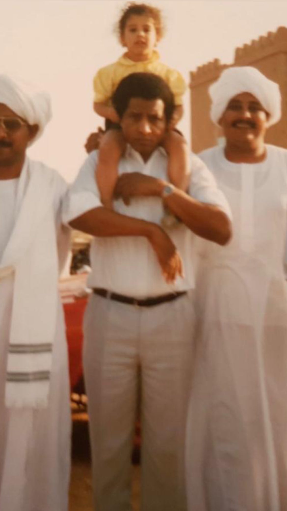 Η Μαρίνα Σάττι σε παιδική ηλικία με τον πατέρα της