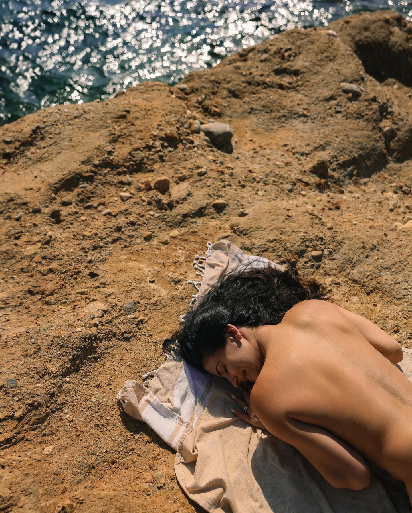 Η Χριστίνα Μπόμπα γυμνή στην παραλία