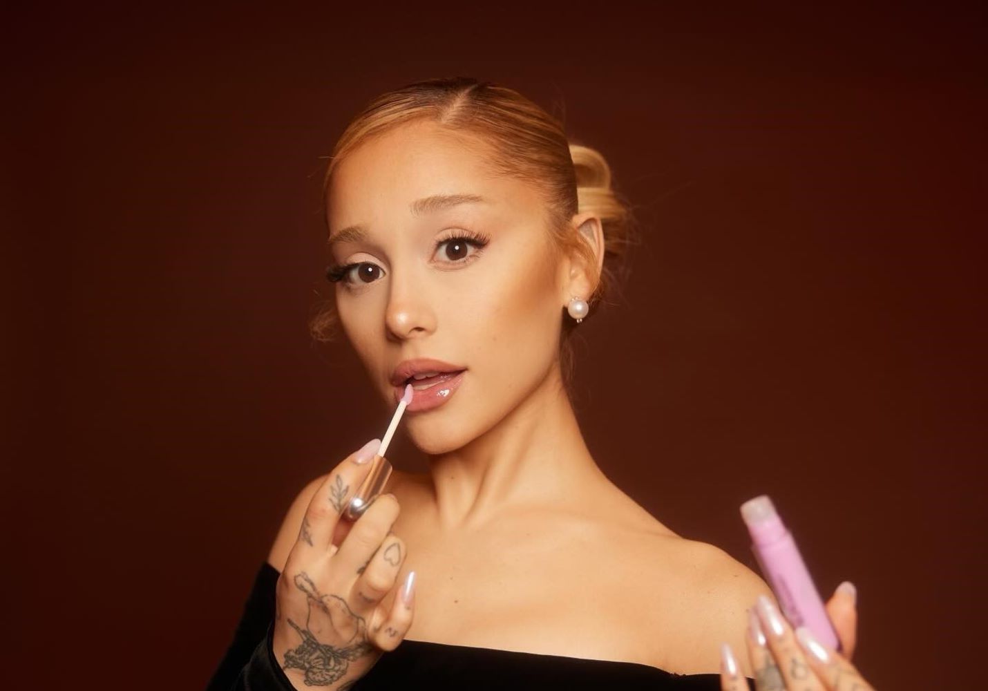 H Ariana Grande μας δείχνει μια σούπερ πρόταση μακιγιάζ για την άνοιξη