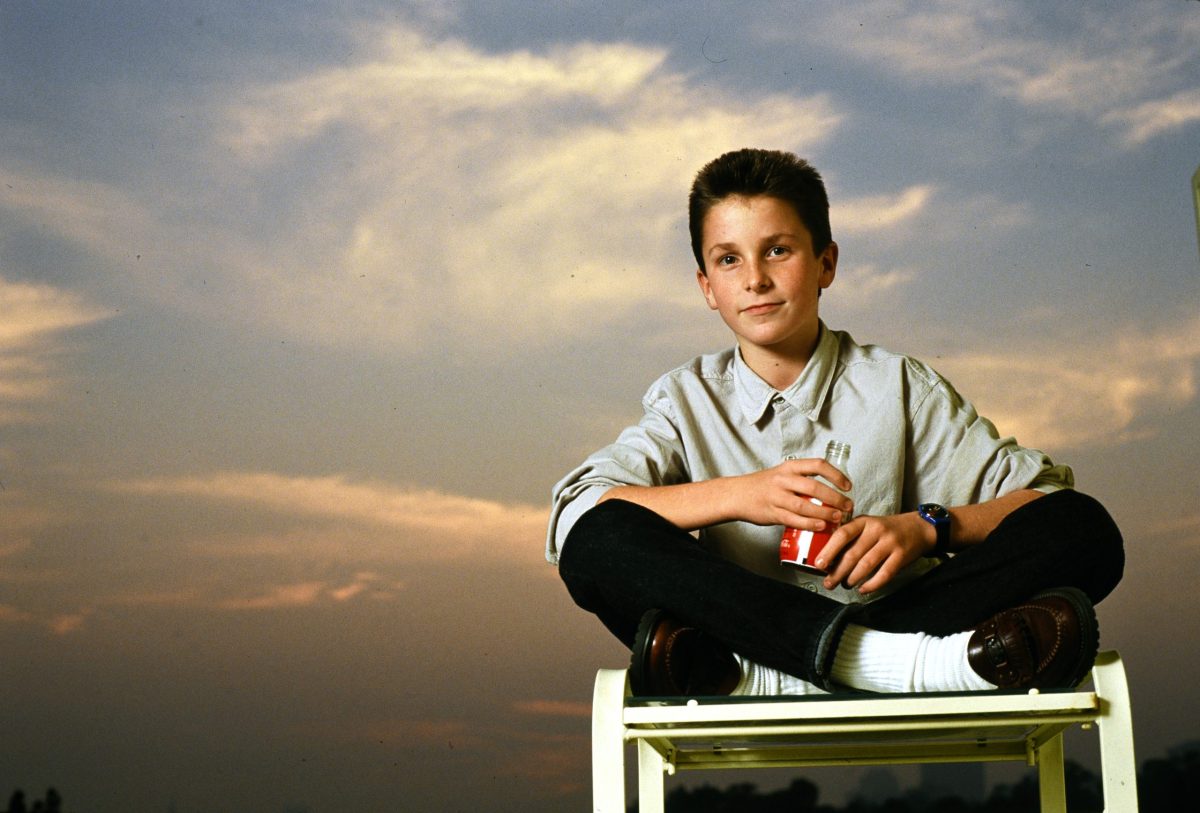 O Christian Bale σε ηλικία 13 ετών, φωτογραφίζεται για τις ανάγκες της ταινίας "Empire Of The Sun" Τον Νοέμβριο του 1987 στο Beverly Hills.