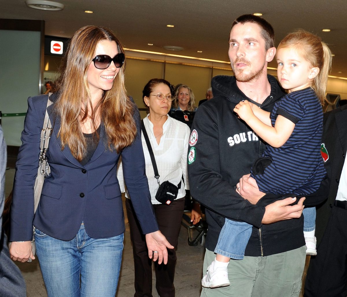 Ο Christian Bale με την κόρη του και τη γυναίκα του Sibi Bale φθάνουν στο Narita International Airport στην Ιαπωνία, για να παρευρεθούν στην παρουσίαση της ταινίας"The Dark Knight" στις 26 Ιουλίου 2008.