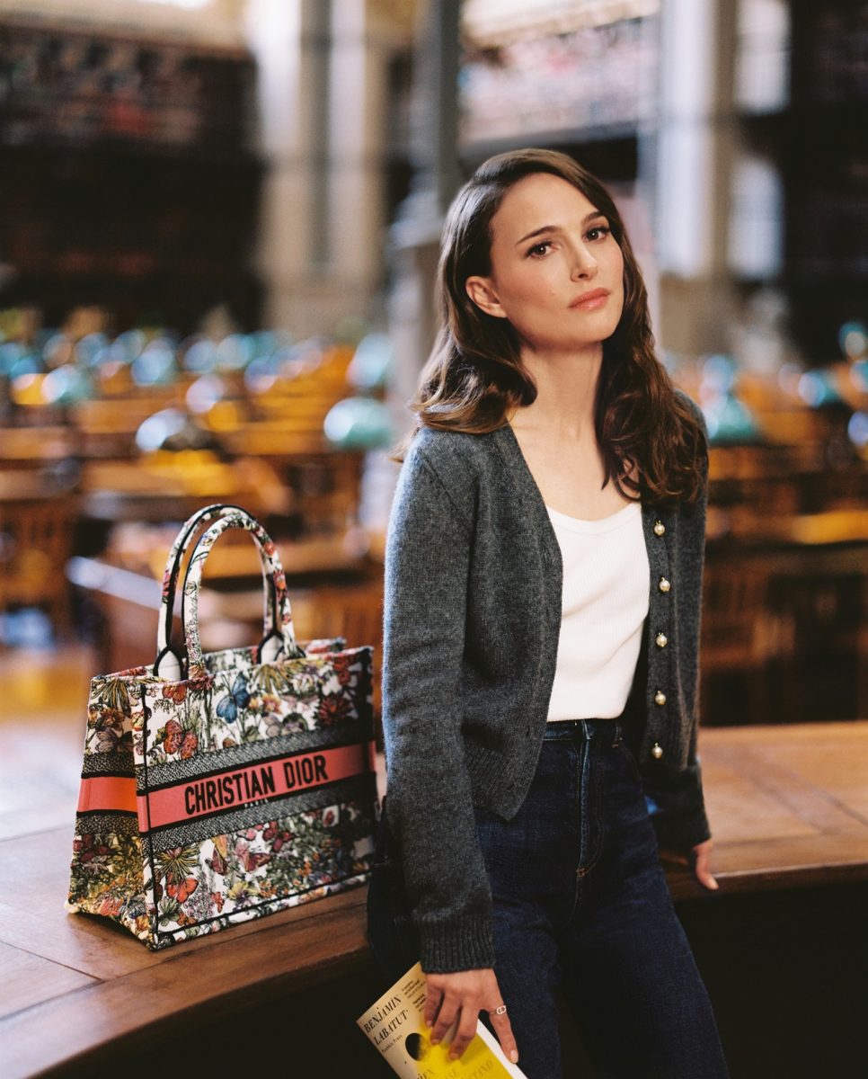 H Natalie Portman και η Dior Book Tote