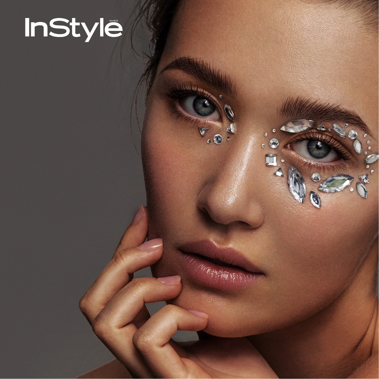 μοντέλο με στρας στα μάτια