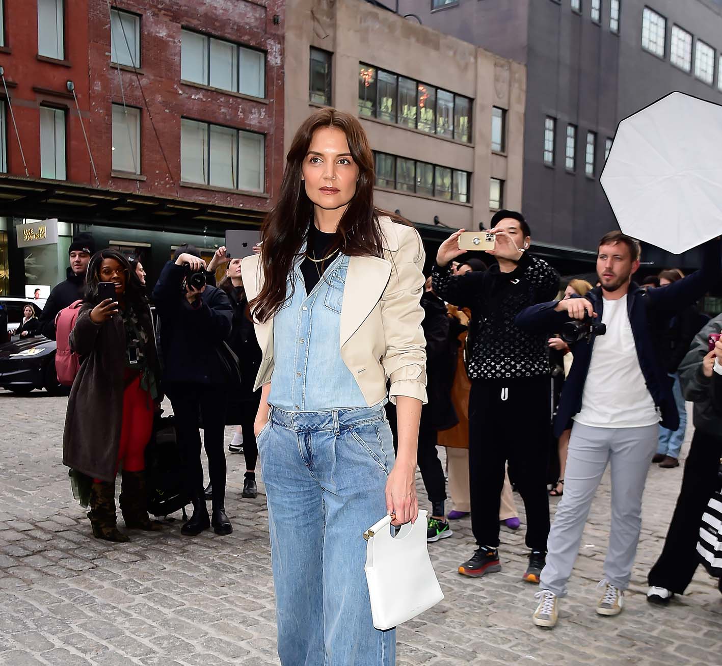 H Katie Holmes τον Φεβρουάριο στη Νέα Υόρκη πηγαίνοντας στο "Alice + Olivia Fashion Show".