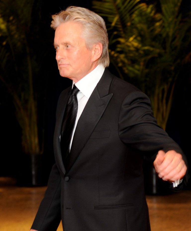 O Michael Douglas φτάνει στο δείπνο της Ένωσης Ανταποκριτών του Λευκού Οίκου την 1η Μαΐου 2010 στην Ουάσινγκτον.