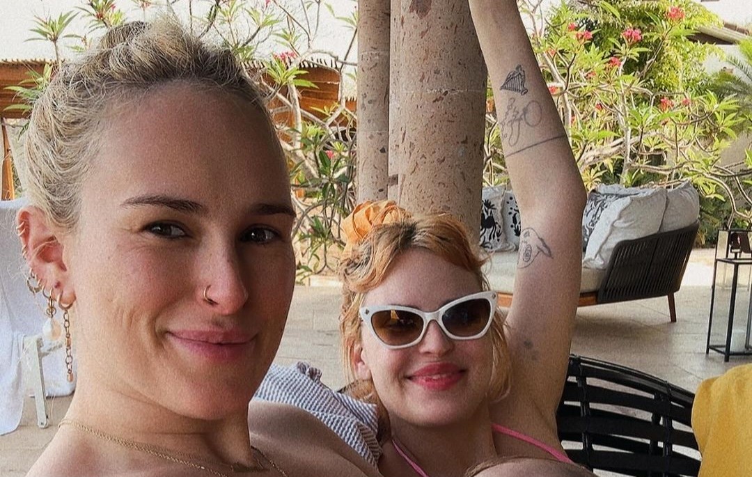 Rumer Willis: Ποζάρει με ροζ μαγιό μαζί με τις αδελφές της και την ενός ...