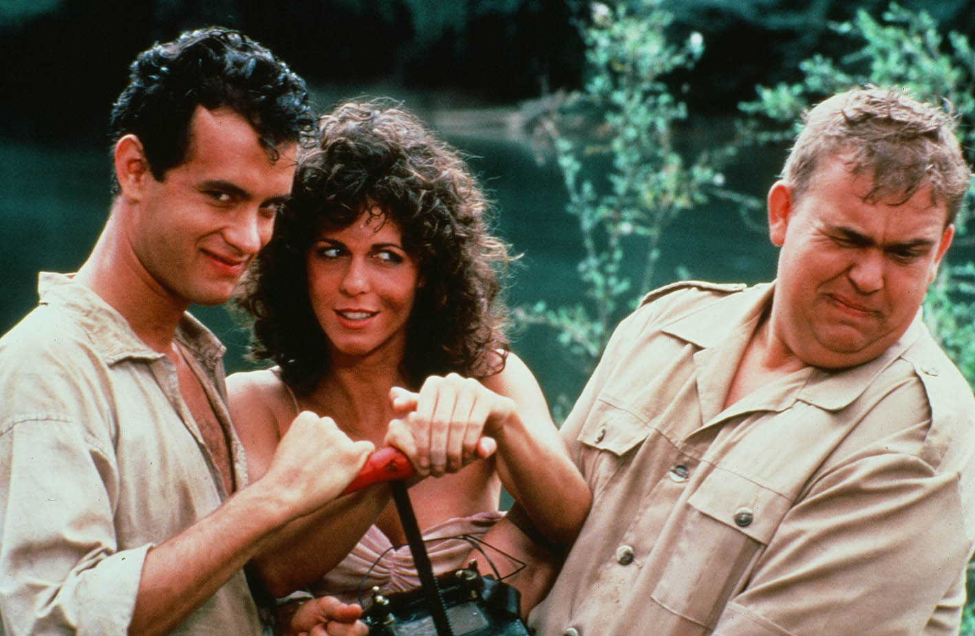 Oι ηθοποιοί Tom Hanks, Rita Wilson και John Candy ποζάρουν όλοι μαζί για την ταινία της TriStar Pictures με τίτλο "Volunteers" που κυκλοφόρησε το1984. 