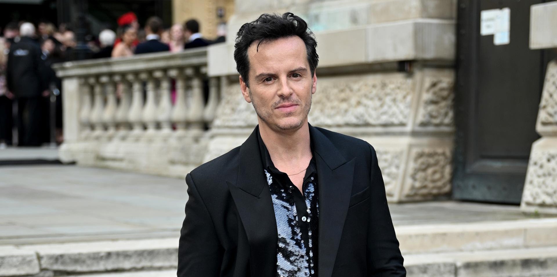 andrew scott με κοστούμι