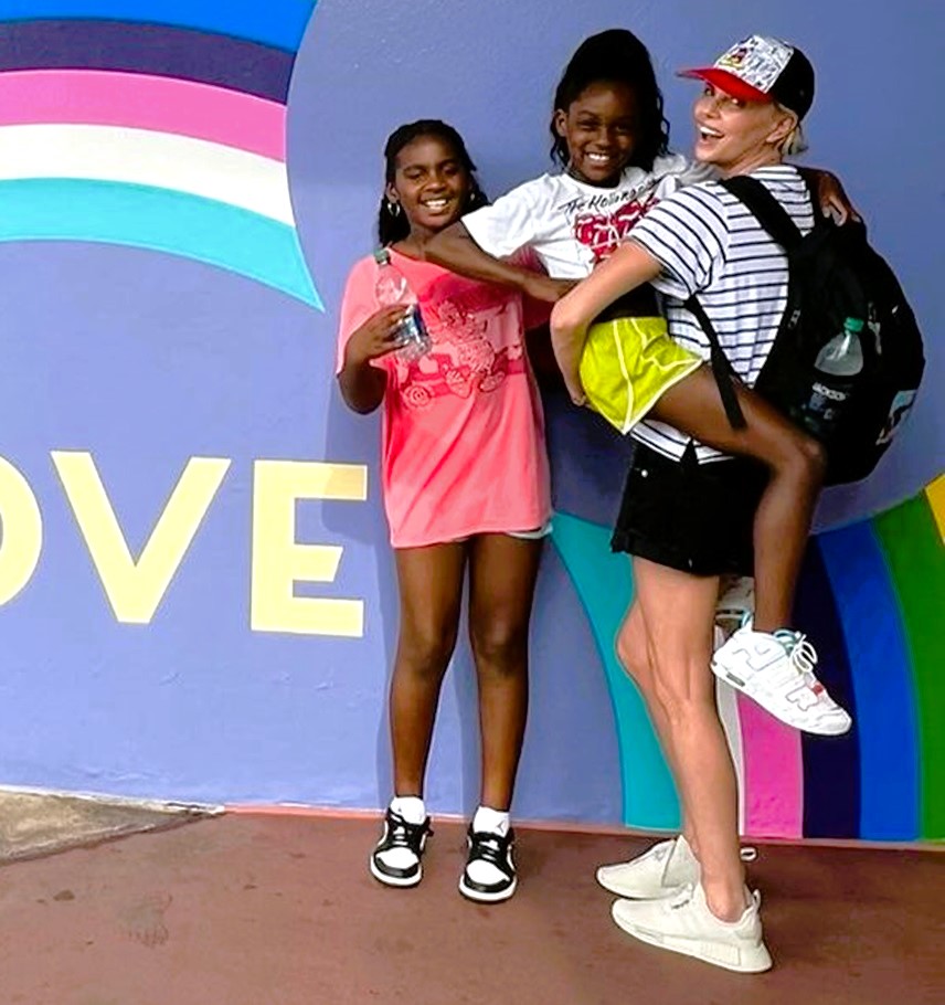 H Charlize Theron με τις κόρες της