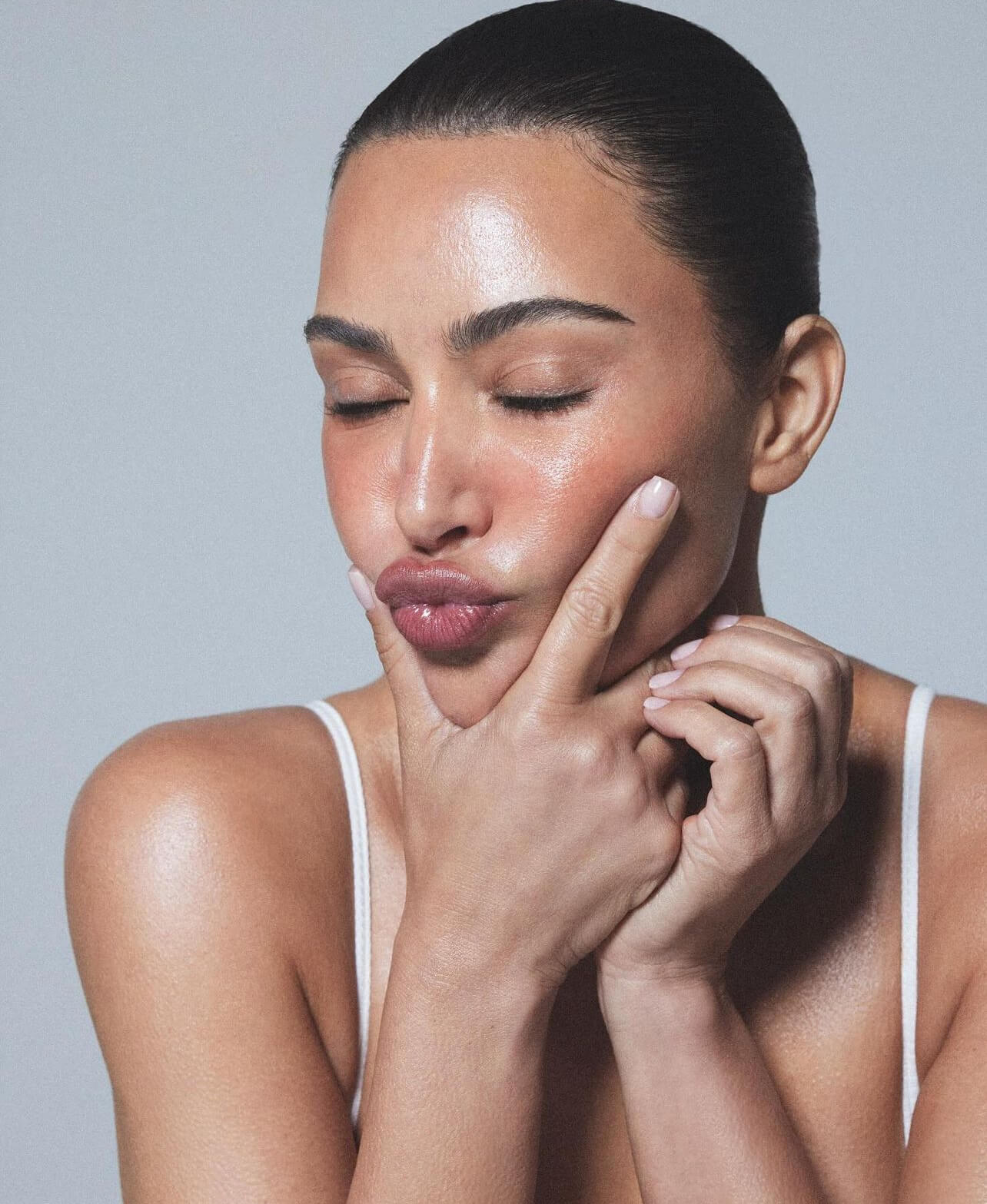 H Kim Kardashian χωρίς μακιγιάζ, επιδεικνύοντας τη λαμπερή επιδερμίδα της