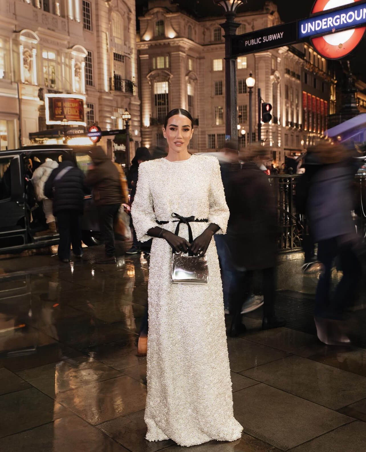 Μάξι λευκό φόρεμα με μαύρες λεπτομέρειες