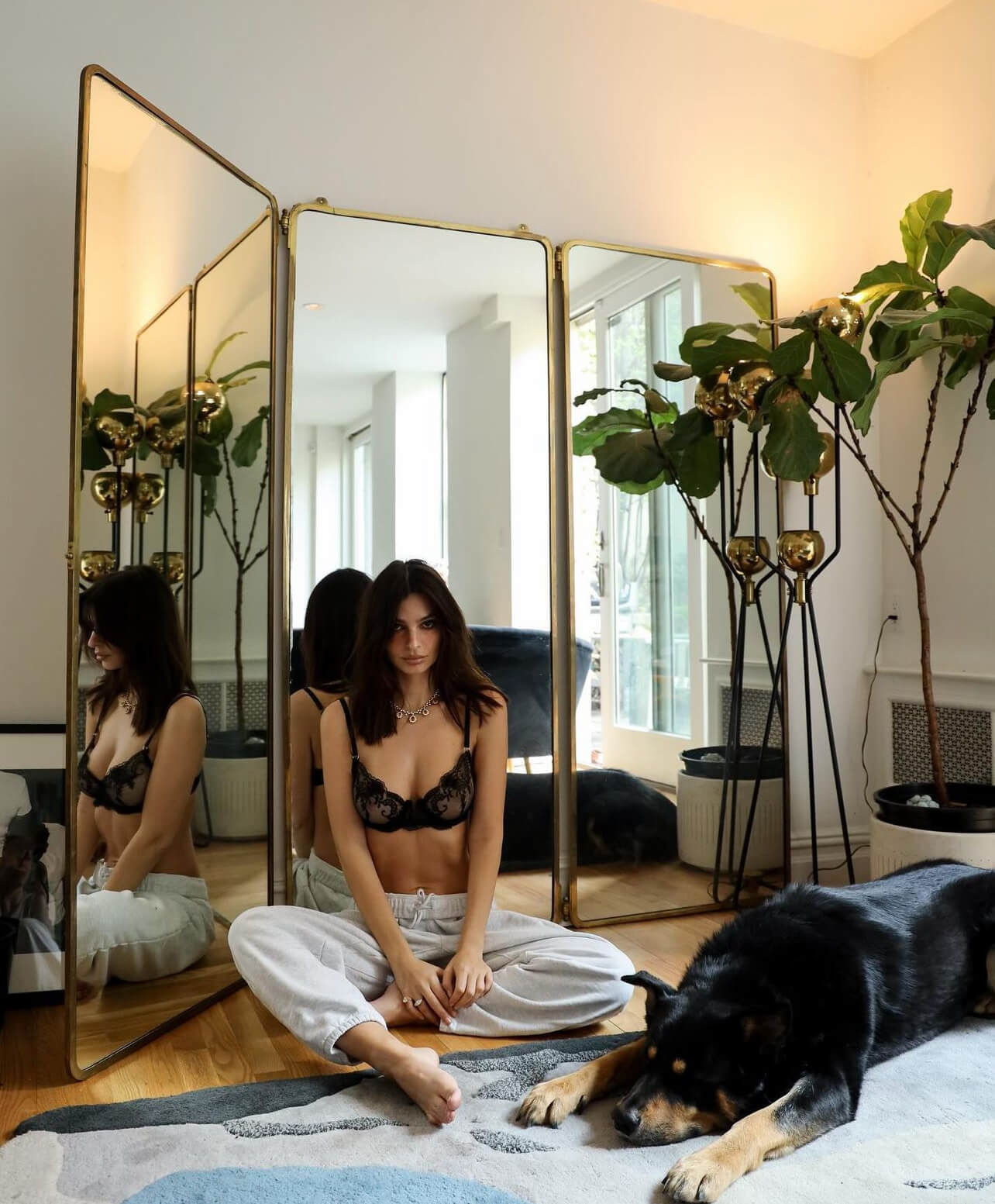 Η Emrata με τον σκύλο της