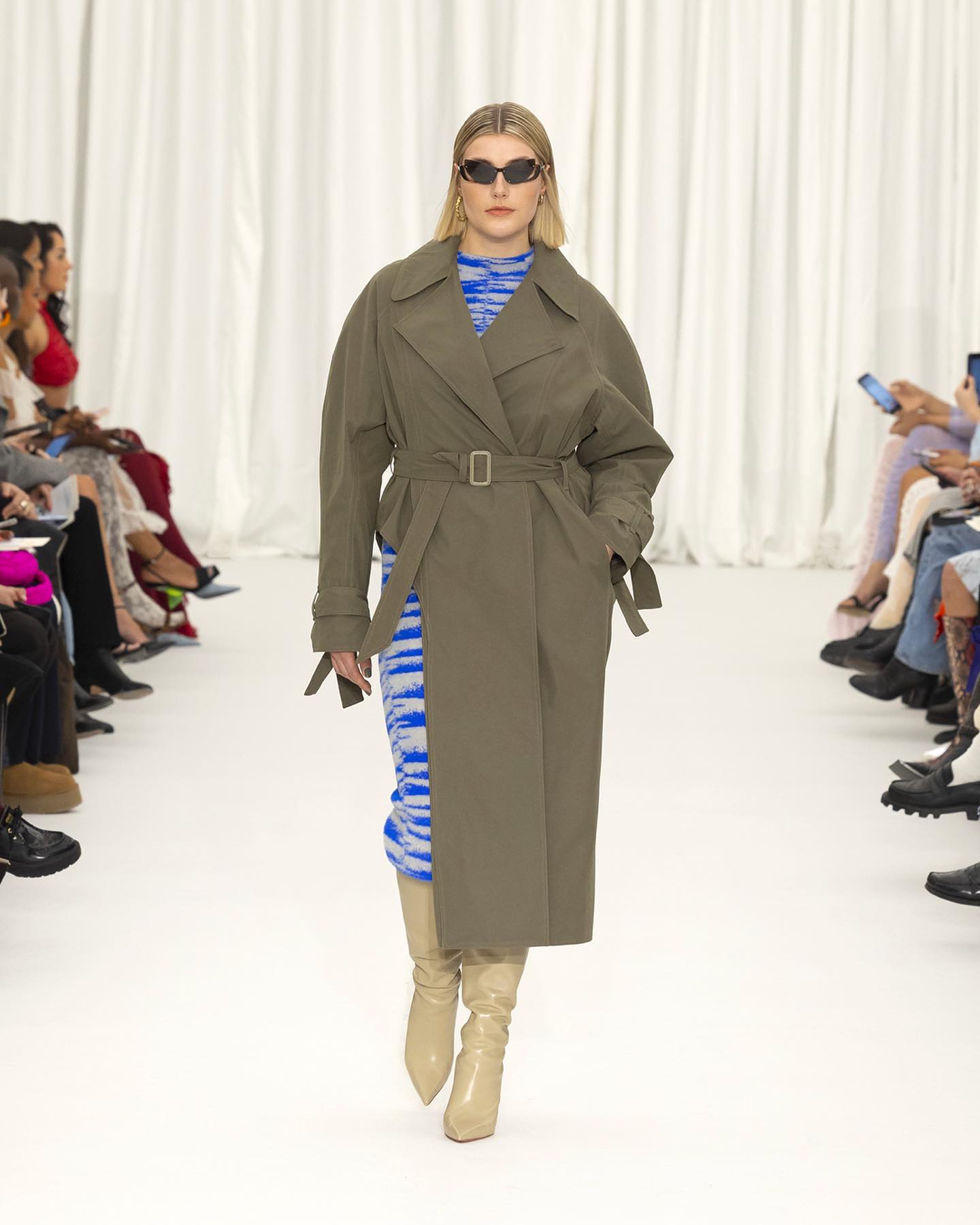 plus size μοντέλο σε πασαρέλα