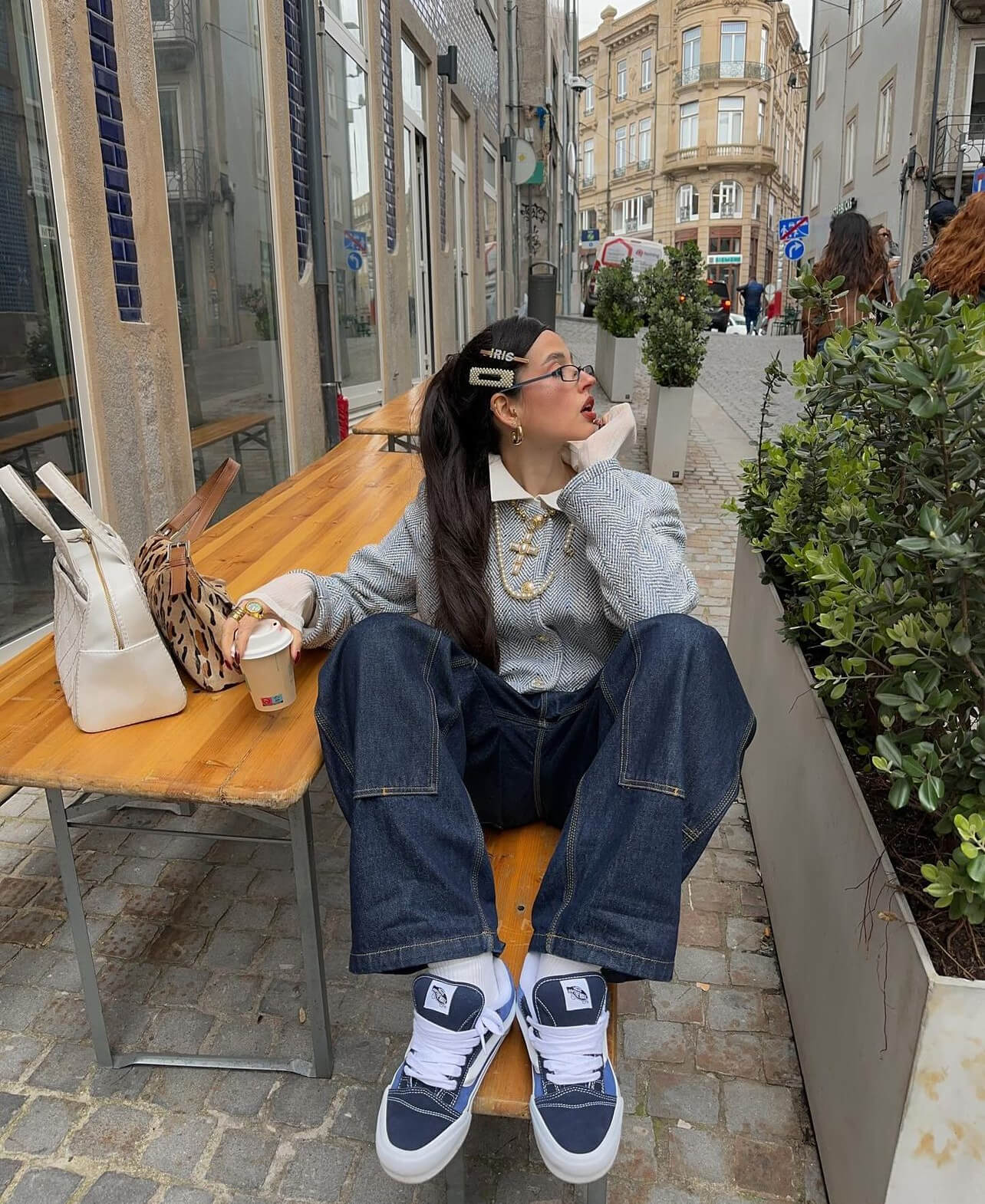 Ανοιξιάτικο look με τζιν και sneakers