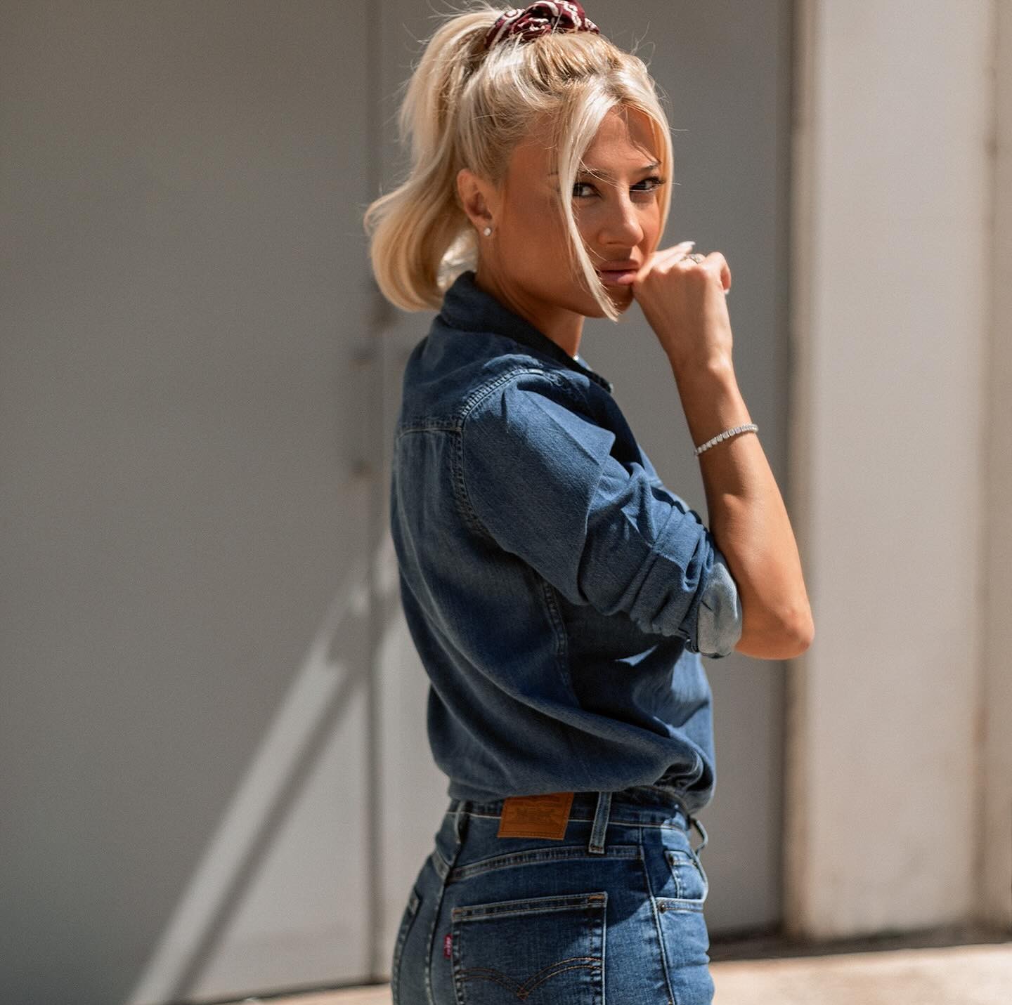 Η Φαίη Σκορδά με total jean