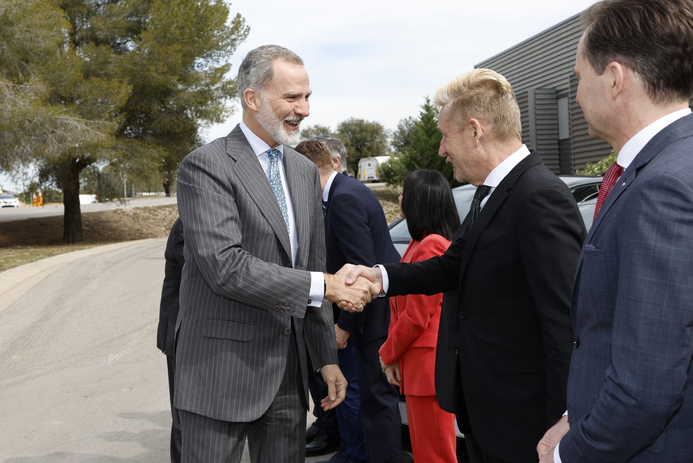 Ο βασιλιάς Felipe χαιρετά τον Wayne Griffiths, διευθύνοντα σύμβουλο της SEAT S.A. και της CUPRA. SEAT S.A. Martorell στη Βαρκελώνη, στις 5 Απριλίου