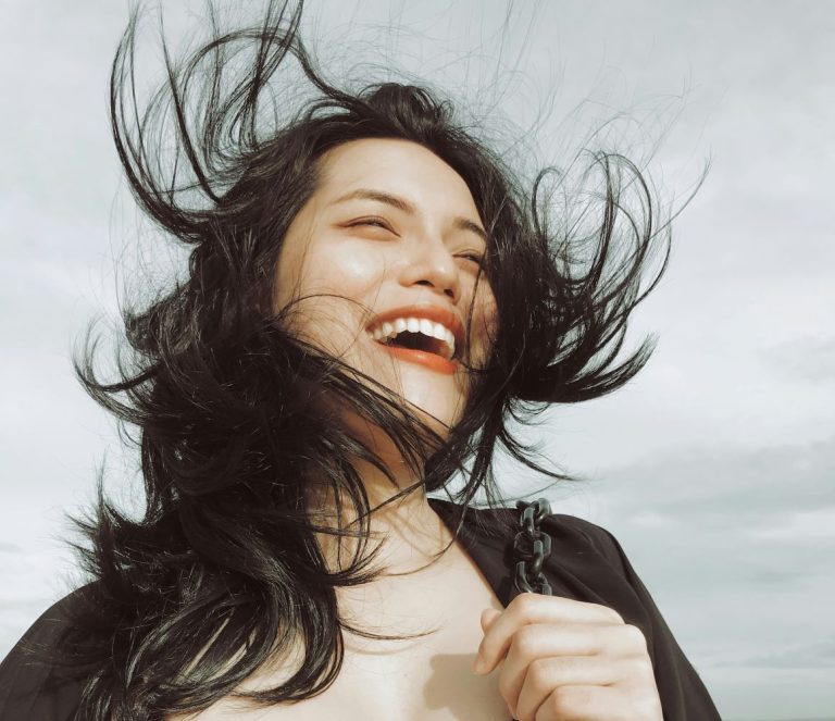 Αποκτάμε φυσικά λευκά δόντια