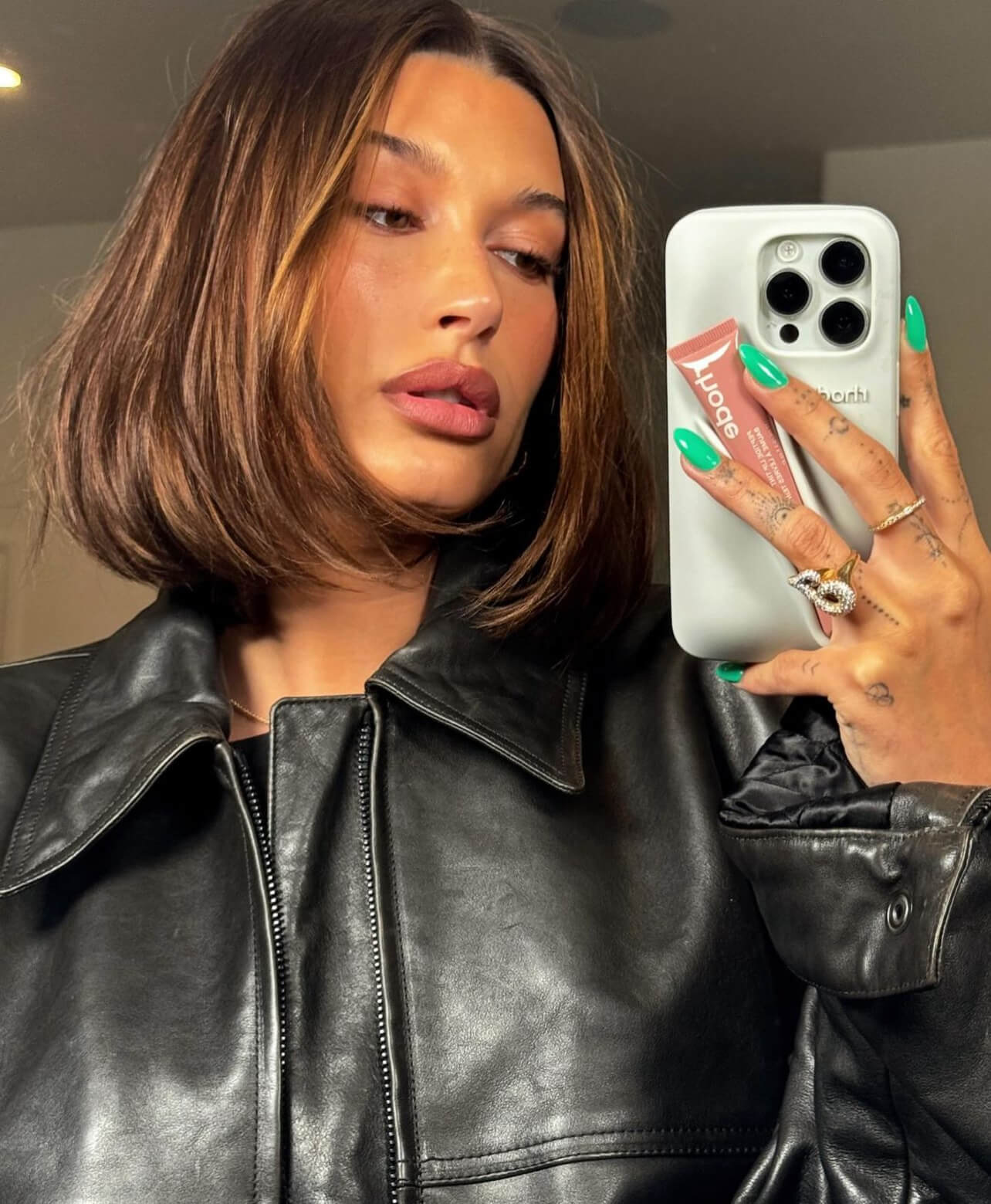 Η Hailey Bieber με neon μανικιούρ