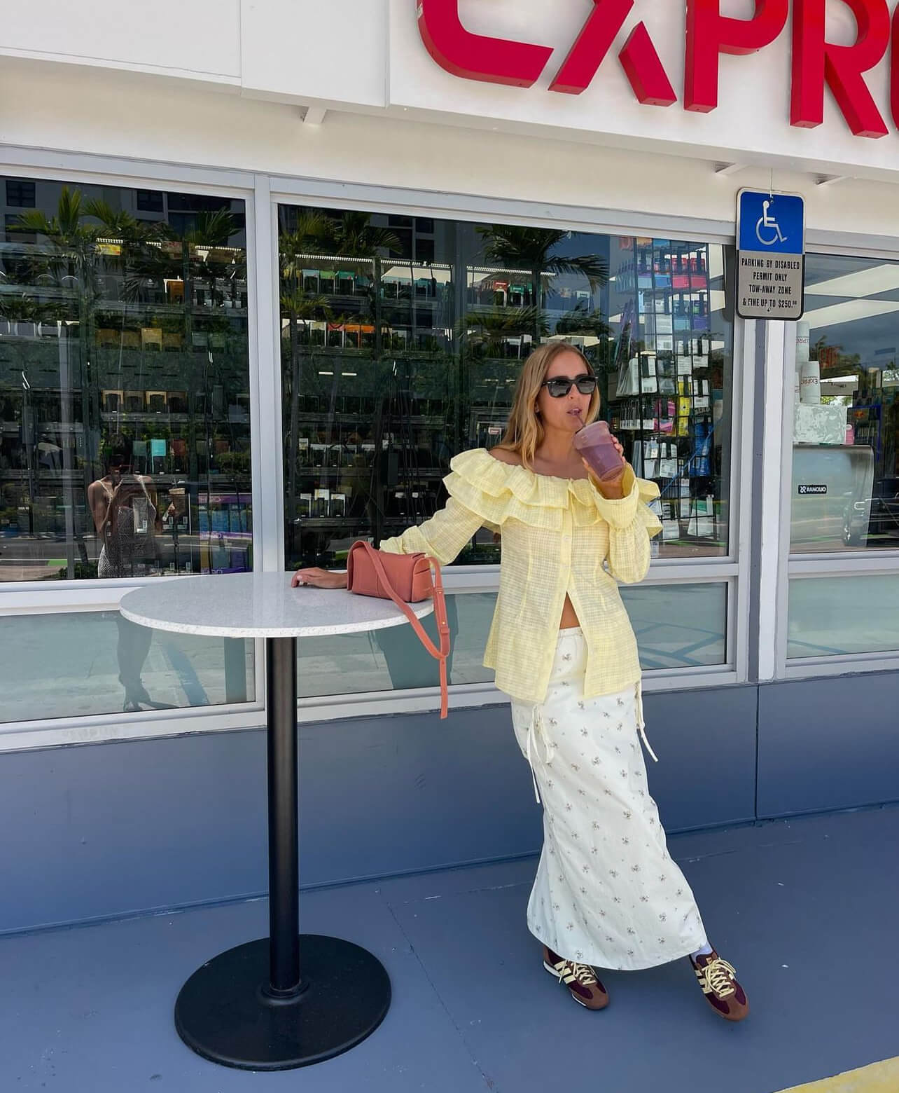 Ανοιξιάτικο σύνολο με μάξι φούστα και off-shoulder πουκάμισο