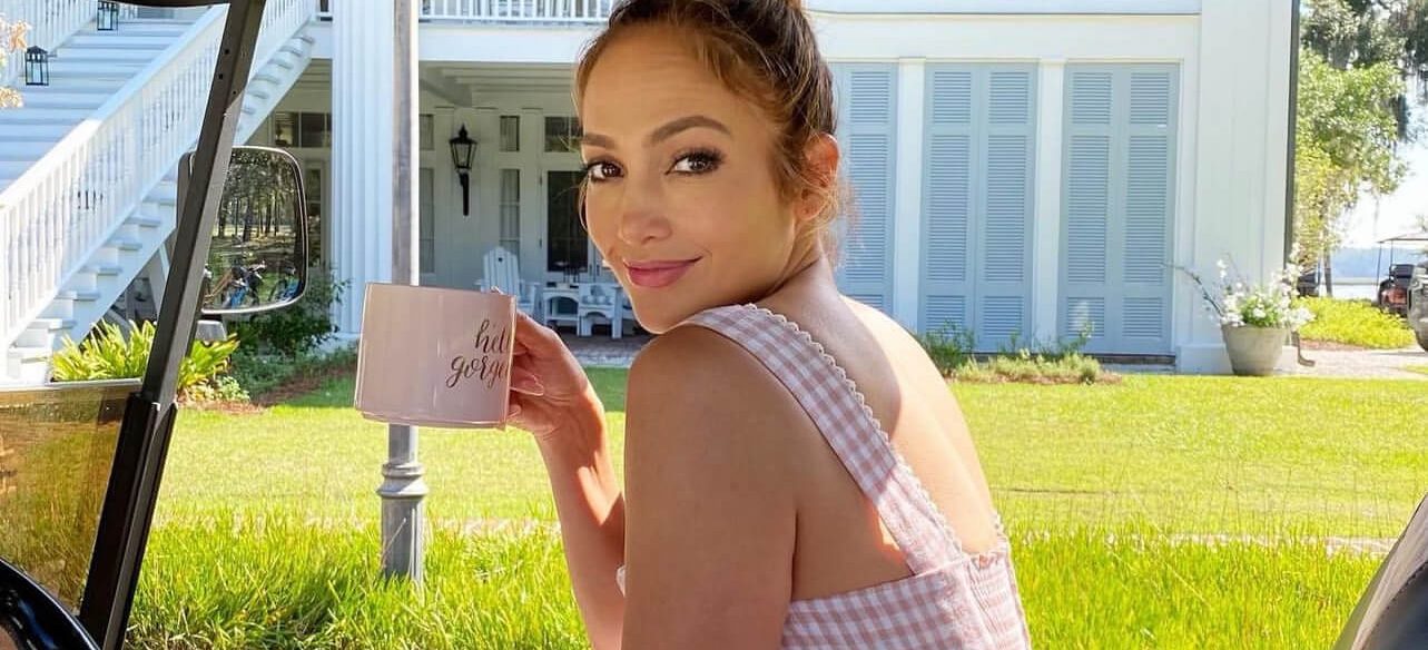 Η Jennifer Lopez με καρό φόρεμα