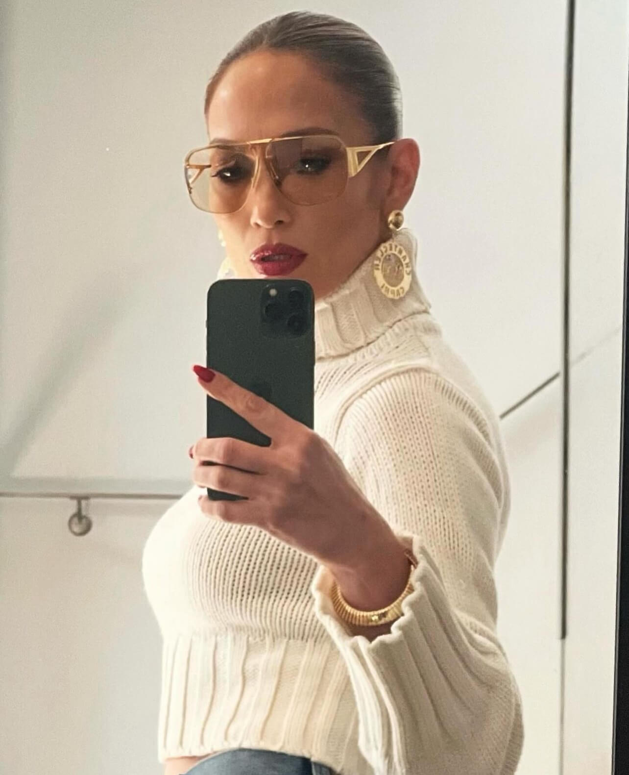 Η JLo σε mirror selfie