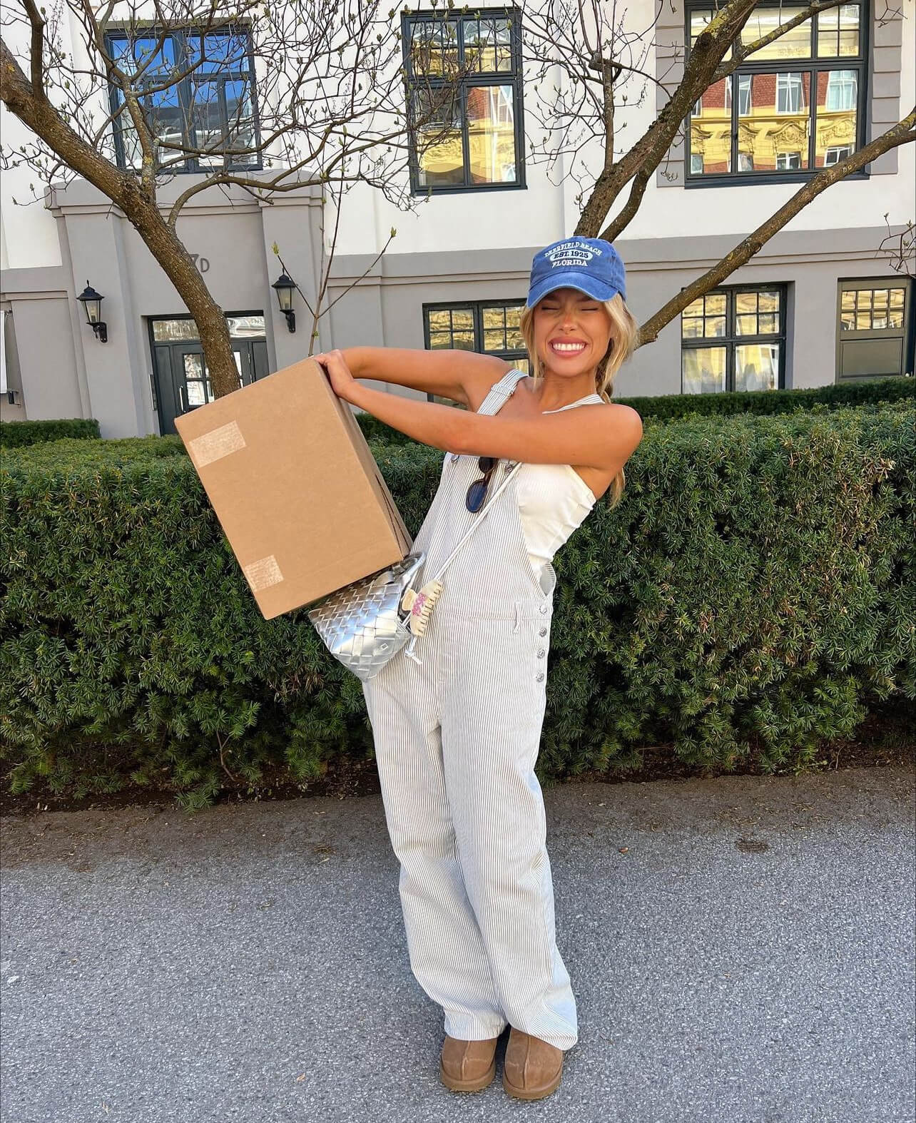 Τζιν ριγέ σαλοπέτα με λευκό tank top