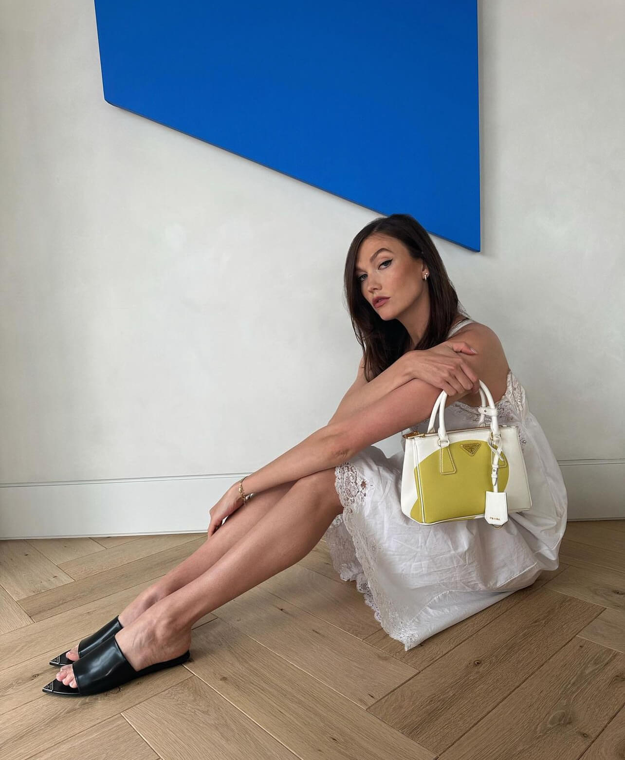 Η Karlie Kloss με λευκό φόρεμα και σανδάλια