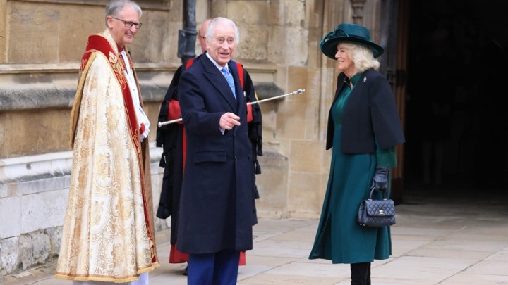 Ο βασιλιάς Κάρολος στην πασχαλινή λειτουργία με τη βασίλισσα Camilla