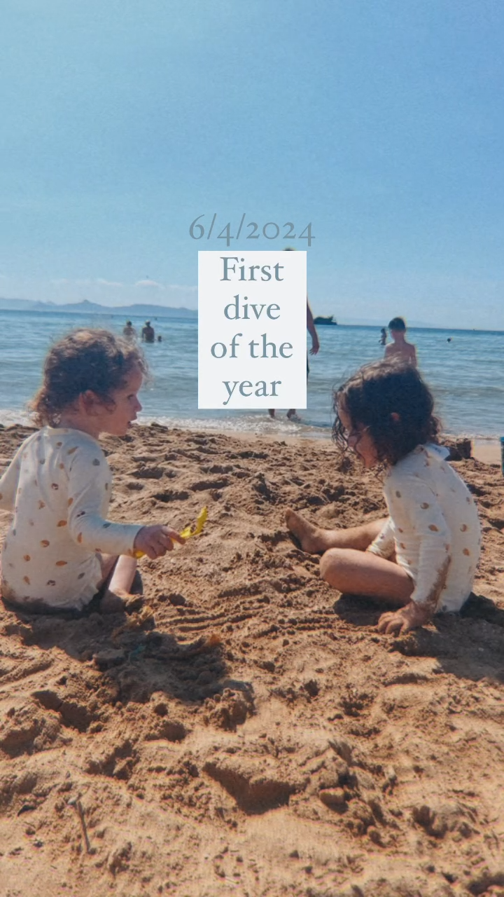 Οι δίδυμες της Χριστίνας Μπόμπα στην παραλία