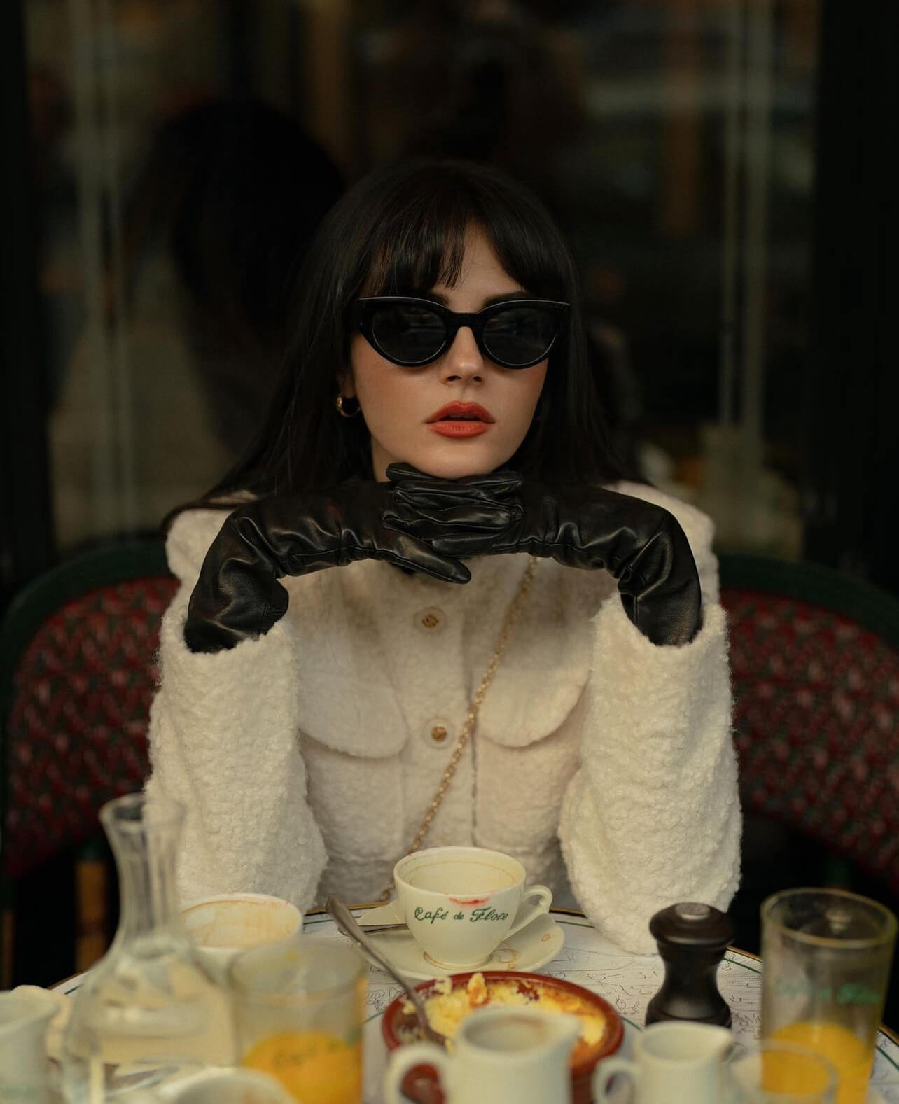 Lunch break με γυαλιά ηλίου και δερμάτινα γάντια