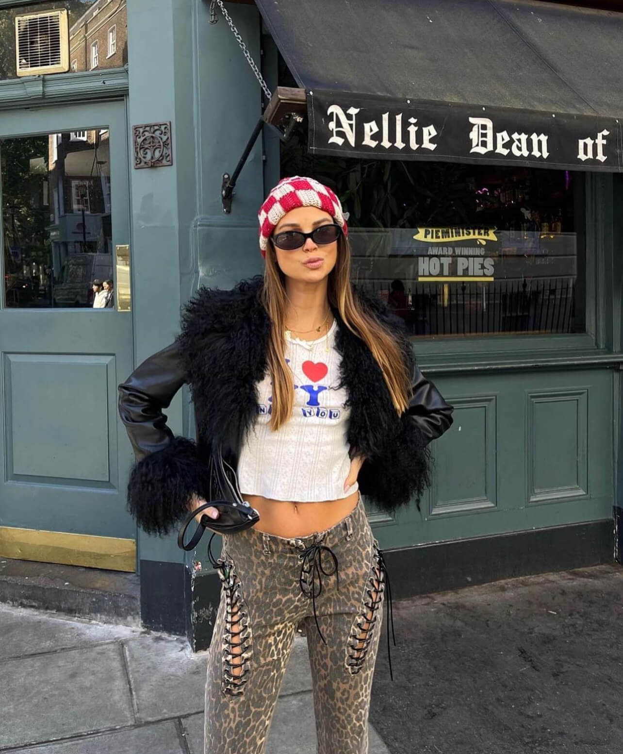 Λεοπάρ παντελόνι με y2k t-shirt