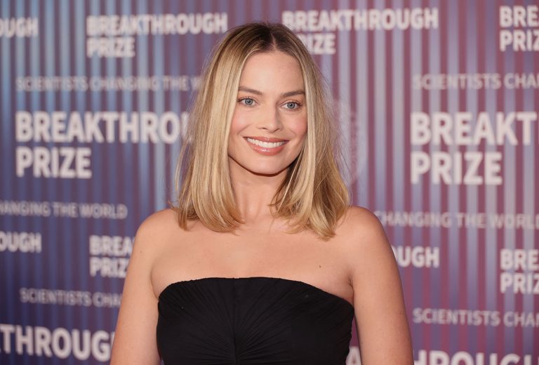 H Margot Robbie με μαύρη τουαλέτα