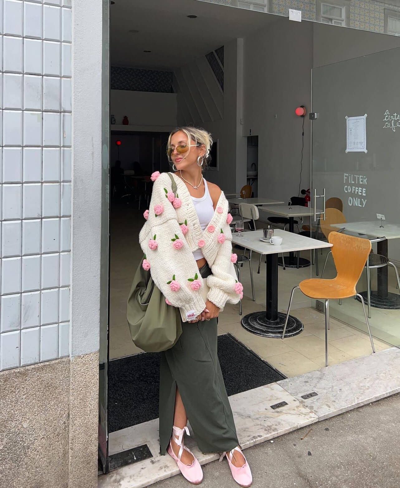 Ανοιξιάτικο σύνολο με μάξι φούστα και πλεκτή ζακέτα