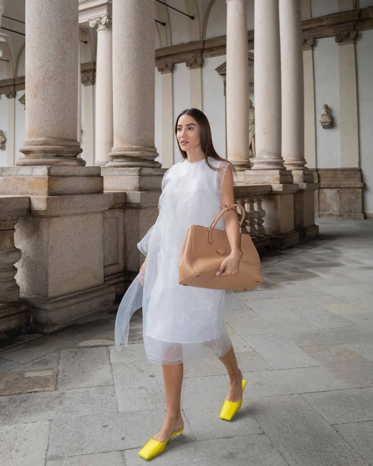 Λευκό φόρεμα με κίτρινα mules