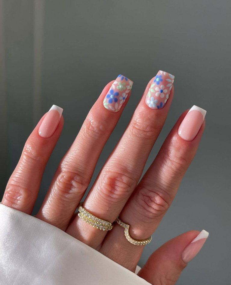 Nude νύχια με μπλε λουλούδια